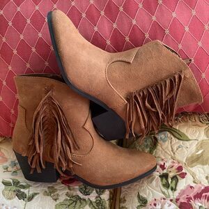 True Craft 7.5 tan faux suede ankle boots with fringe TC Wesley NWOT